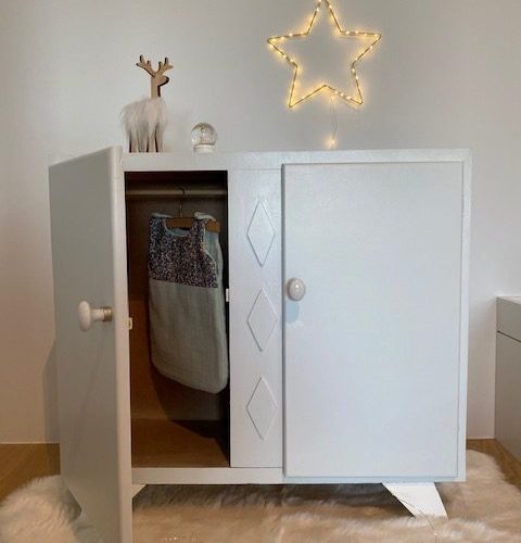 Armoire de poupée