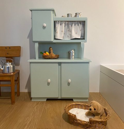 Buffet ancien en bois pour enfant