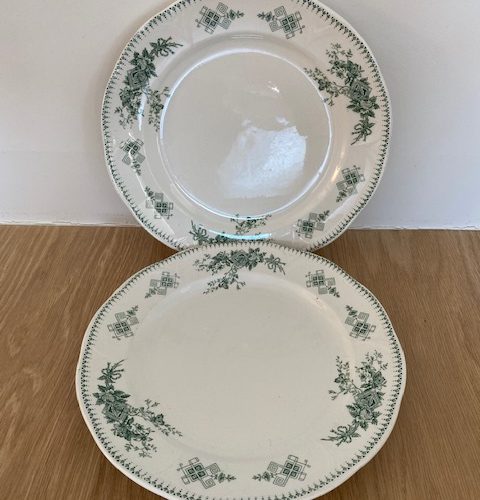 Deux ravissantes assiettes plates Boch Frères – Duchesse