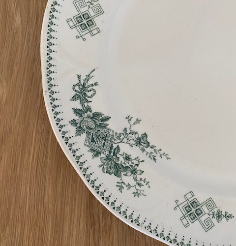 Deux ravissantes assiettes plates Boch Frères – Duchesse