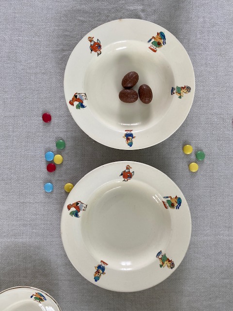 Petite assiette creuse - vaisselle en faïence de Nimy pour enfant - circa  1940