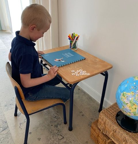 Bureau d’école maternelle vintage et sa chaise