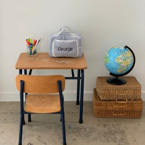 Bureau d’école maternelle vintage et sa chaise