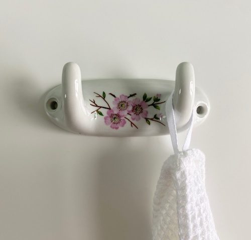 Ancien porte-serviettes à décor de fleurs d’aubépine rose – Porcelaine de Paris