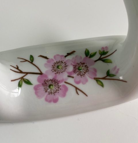 Ancien porte-serviettes à décor de fleurs d’aubépine rose – Porcelaine de Paris