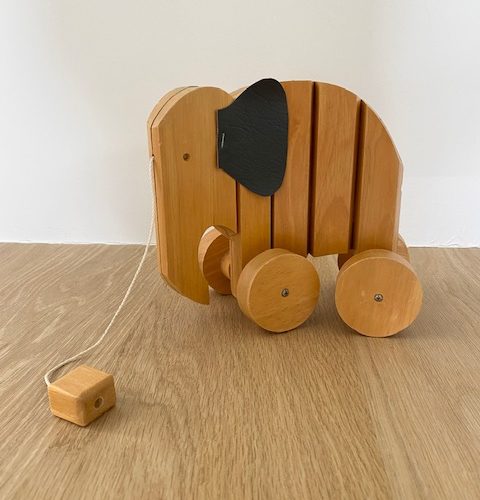 Éléphant articulé en bois à tirer – vintage