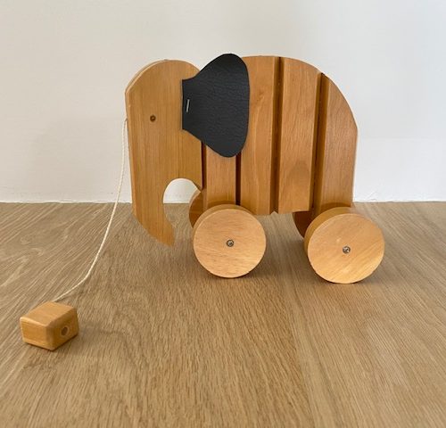 Éléphant articulé en bois à tirer – vintage