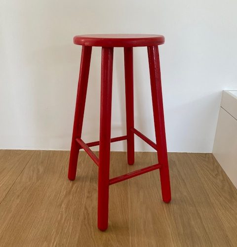 Haut tabouret rouge en bois