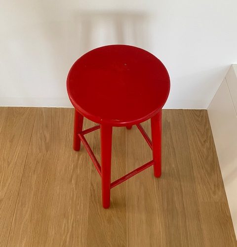 Haut tabouret rouge en bois