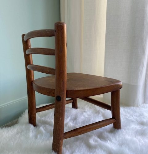 Mini-chaise ancienne en bois pour tout-petit