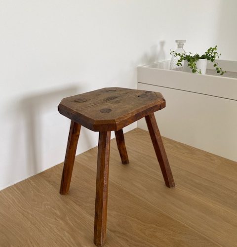 Ancien tabouret en bois – brutaliste