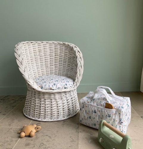 Fauteuil corbeille blanc pour enfant – vintage