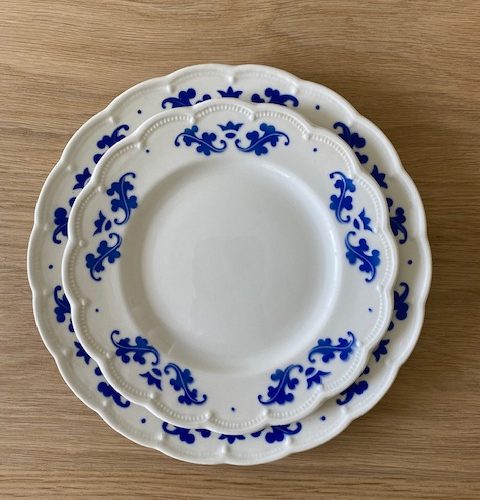 Duo d’assiettes Boch à bords festonnés – décor bleu roi – Années 1960