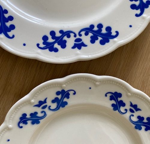 Duo d’assiettes Boch à bords festonnés – décor bleu roi – Années 1960