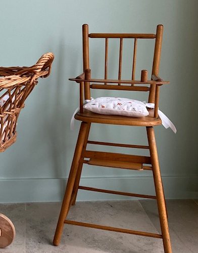 Ancienne chaise haute en bois pour poupée revalorisée