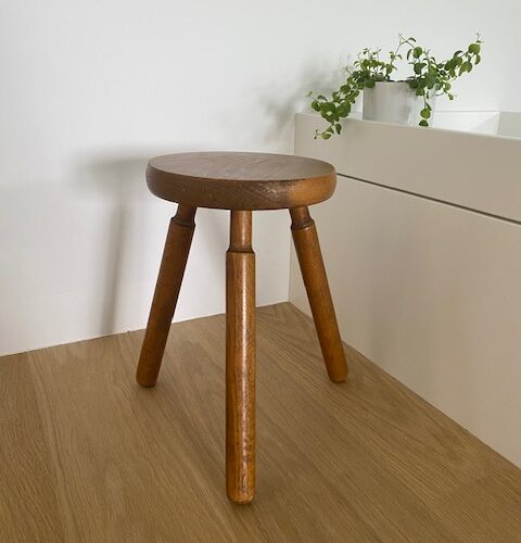 Ancien petit tabouret tripode en bois