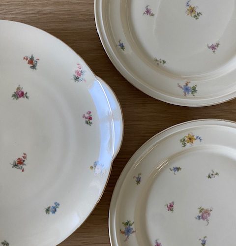 Ancienne paire d’assiettes à dessert Rosenthal à décor de fleurs et liseré or