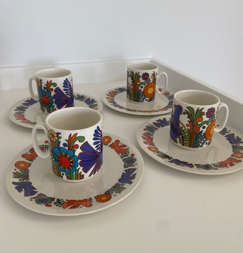 Ensemble de 4 mugs et 4 assiettes à dessert – modèle Acapulco – 1960/70