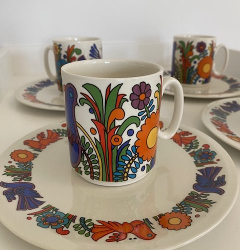 Ensemble de 4 mugs et 4 assiettes à dessert – modèle Acapulco – 1960/70