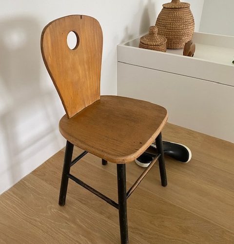 Ancienne petite chaise pour enfant – piètement noir