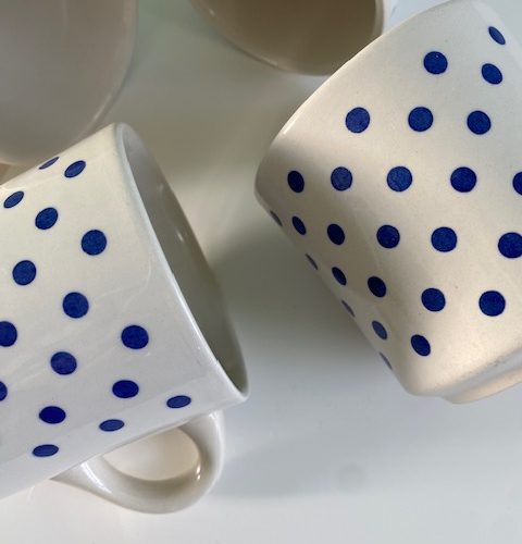 Série de 4 mugs à pois bleus – vintage