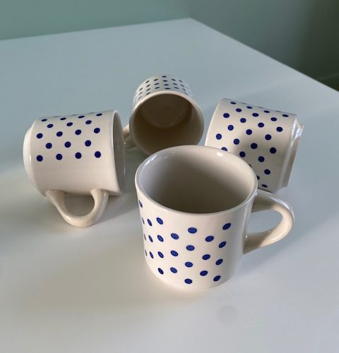 Série de 4 mugs à pois bleus – vintage