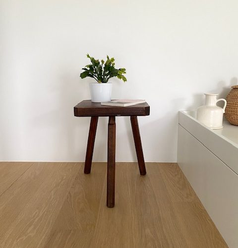 Ancien tabouret tripode en bois – assise carrée