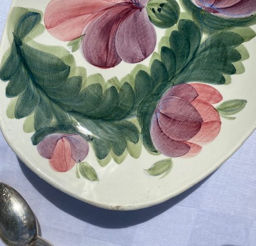 Plat à motif floral – 1970