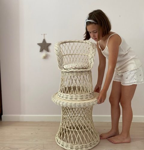 Ensemble table et fauteuil pour enfant en osier