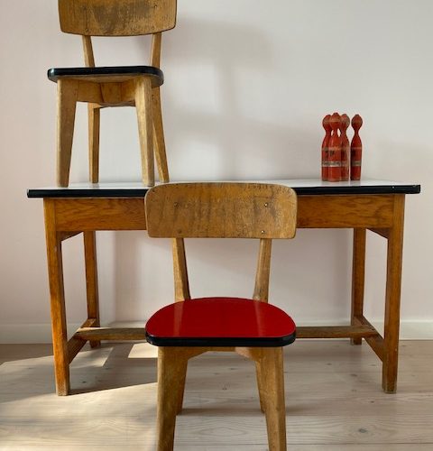 Bureau d’écolier et ses 2 chaises