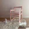 Fauteuil en bois rose bonbon – revalorisé