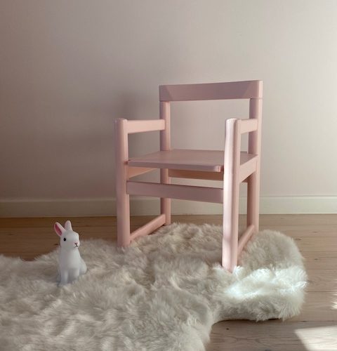 Fauteuil en bois rose bonbon – revalorisé