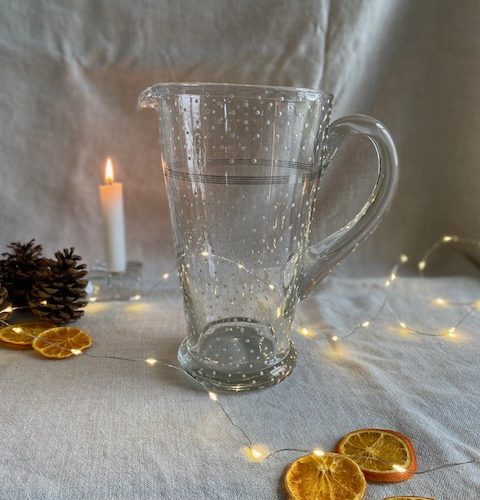 Carafe ancienne en verre – pois blancs émaillés