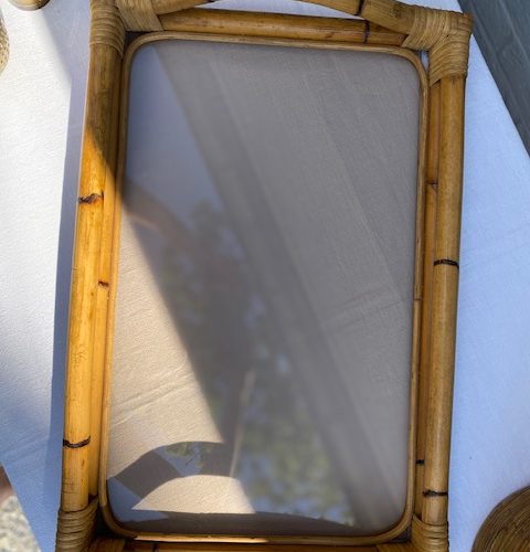 Grand plateau en rotin et verre fumé – 1960/70