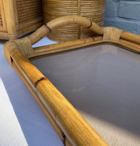 Grand plateau en rotin et verre fumé – 1960/70