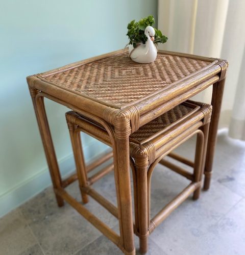 Ensemble de 2 tables gigognes en rotin et osier – 1960/70