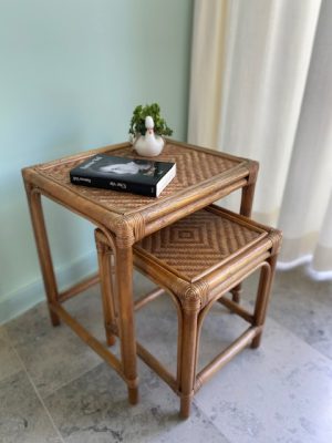 Ensemble de 2 tables gigognes en rotin et osier - 1960/70