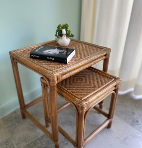 Ensemble de 2 tables gigognes en rotin et osier – 1960/70