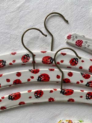 Suite de 3 cintres enfant "coccinelles" - 1970