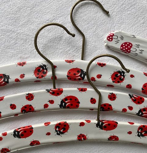 Suite de 3 cintres enfant « coccinelles » – 1970