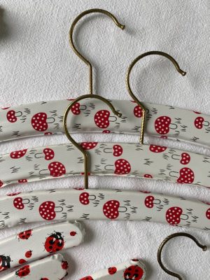 Suite de 3 cintres enfant « champignons » – 1970